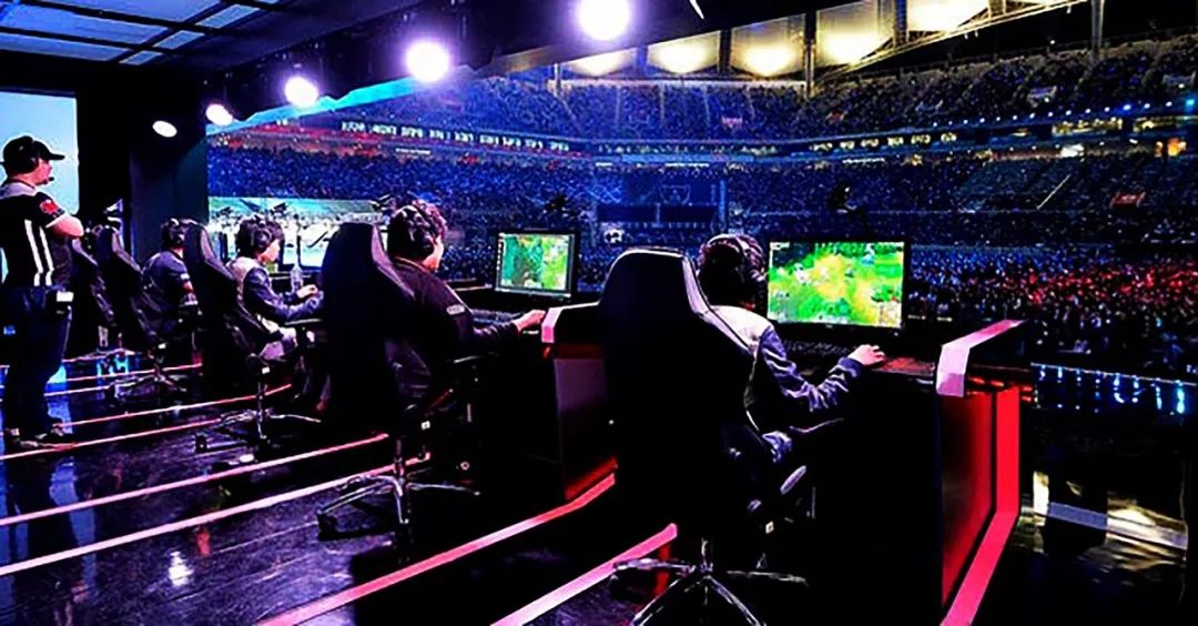 弱侧站位更 弱侧站位更